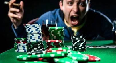 Image shows a poker player yelling at the table, a clear indication that this plays has not learned to control his emotions, which is a psychological condition in poker, known as Tilt.
